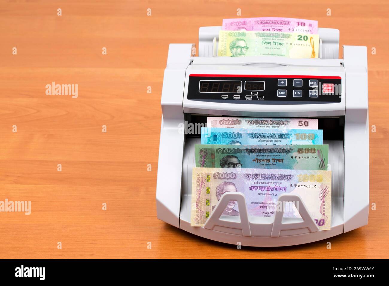 Denaro dal Bangladesh in una macchina di conteggio Foto Stock