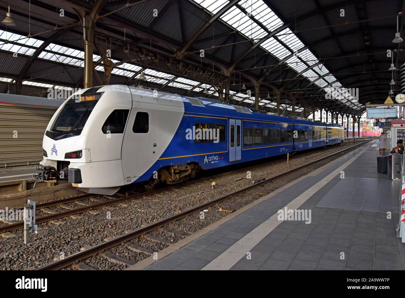 Un Flirt arriva il treno visto alla stazione di Aachen, Germania Foto Stock