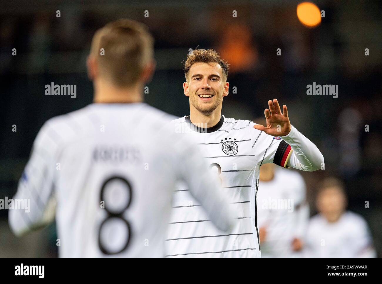 Il giubilo Leon GORETZKA (GER) dopo il suo obiettivo a 2: 0, con Toni KROOS l. (GER) Laenderspiel calcio, Campionato Europeo di qualificazione, gruppo C 9. giornata, Germania (GER) - Bielorussia (BLR), 16/11/2019 in Borussia Monchengladbach/Germania. € | Utilizzo di tutto il mondo Foto Stock