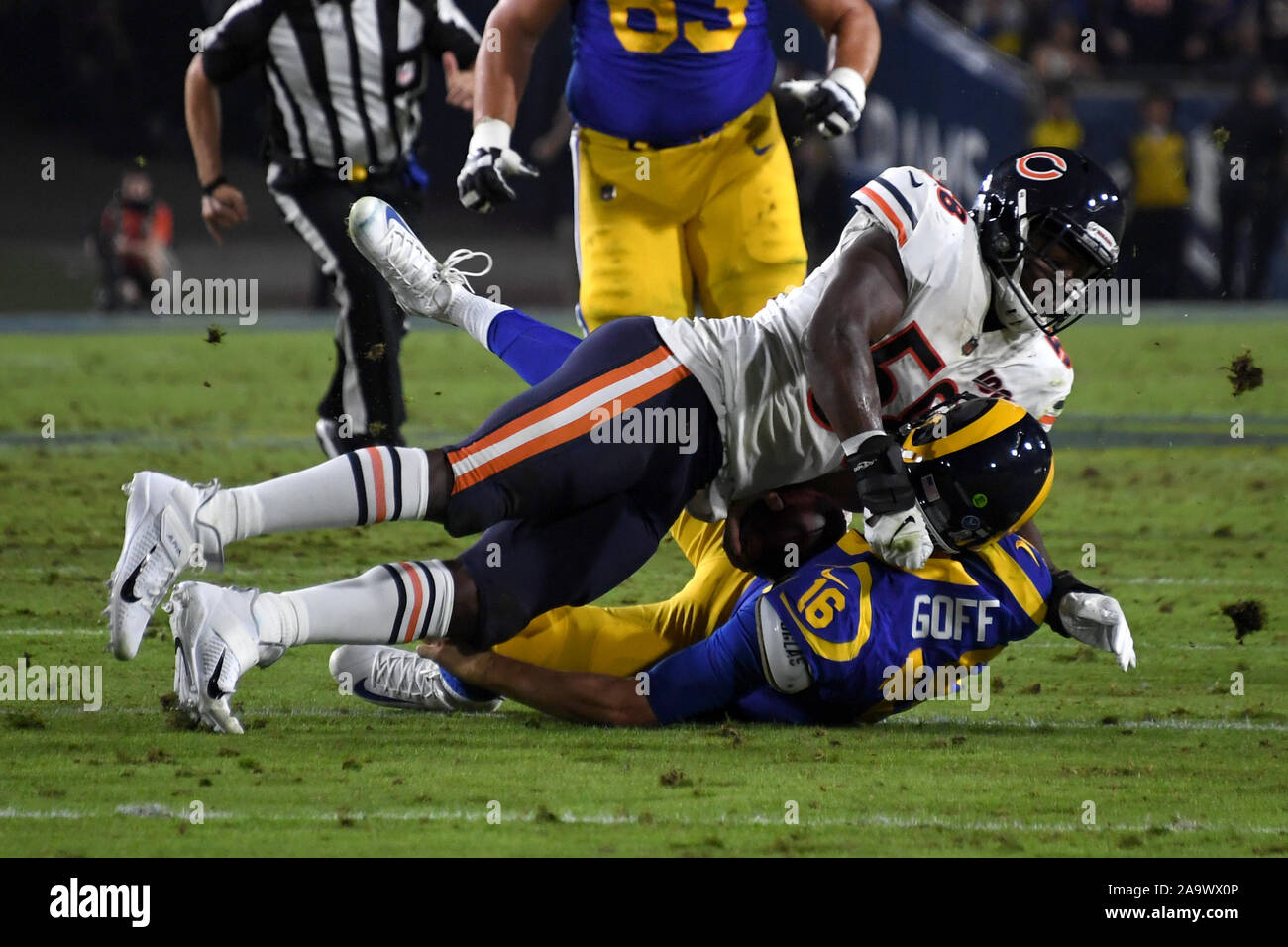 Los Angeles, Stati Uniti. 17 Nov, 2019. Porta linebacker Roquan Smith (58) affronta Rams quarterback Jared Goff (16) presso la United Airlines Coliseum di Los Angeles, domenica 17 novembre, 2019. Foto di Jon SooHoo/UPI Credito: UPI/Alamy Live News Foto Stock