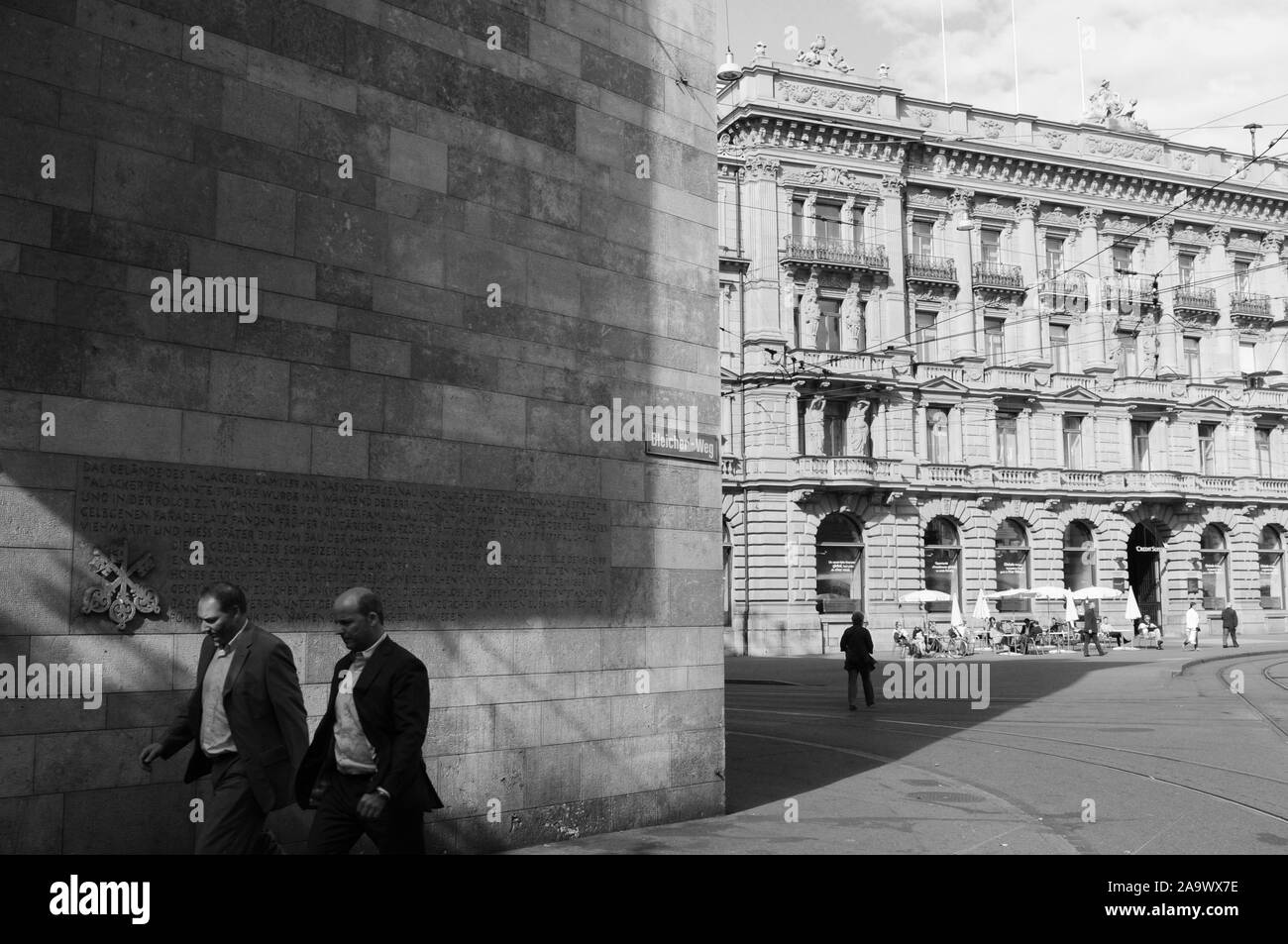 Le ombre illegali di banche svizzere le attività sono sempre più lunghe e più a Zurigo Paradeplatz, il quartier generale di UBS e Credit Suisse Foto Stock