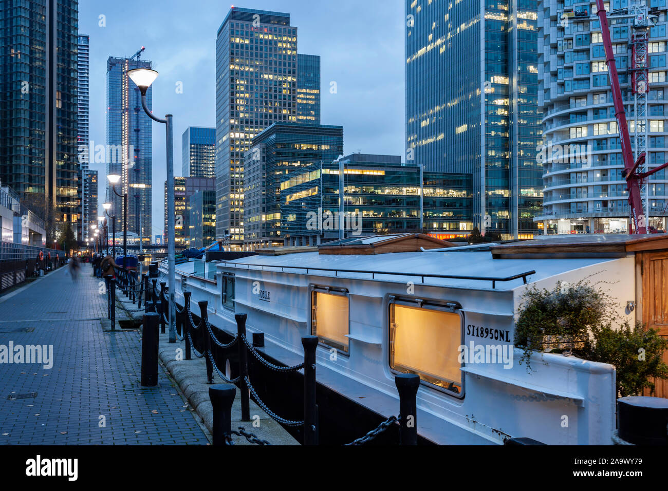 La notte scende a Canary Wharf a Londra, Inghilterra. Foto Stock