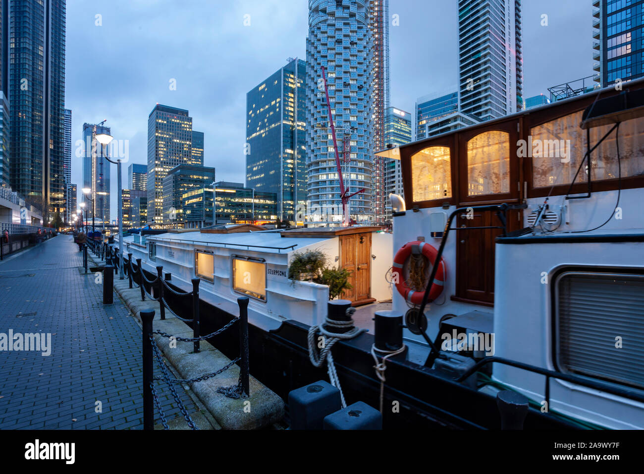 La notte scende a Canary Wharf a Londra, Inghilterra. Foto Stock