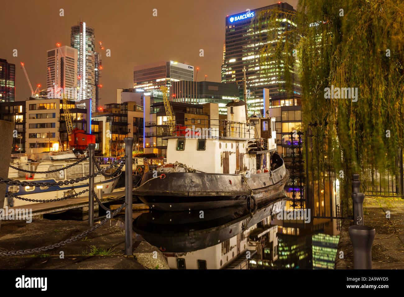 La notte scende a Docklands di Londra, Inghilterra. Foto Stock