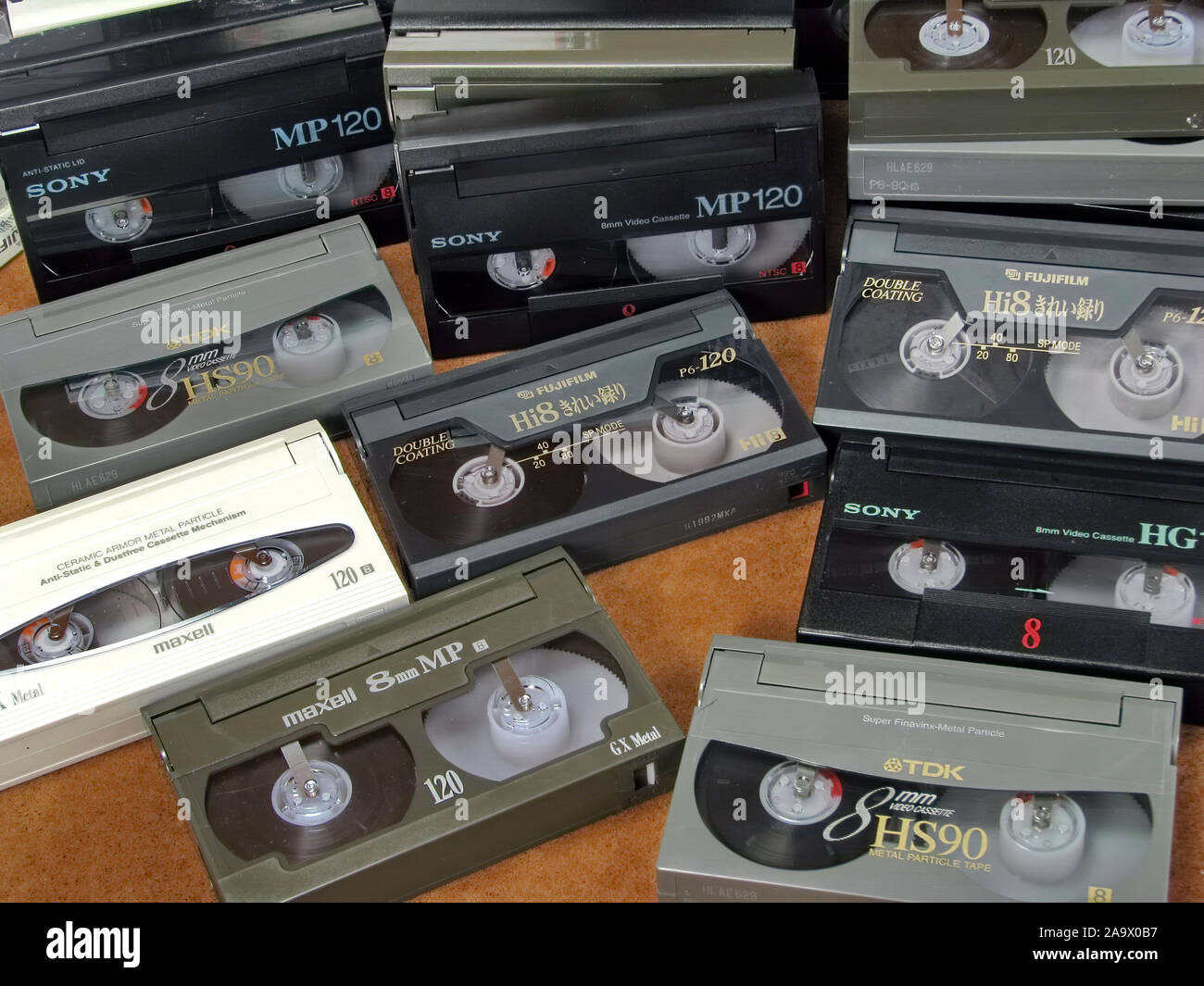 Videoregistratore o videoregistratore VCR vintage con videocassetta sopra  di esso Foto stock - Alamy