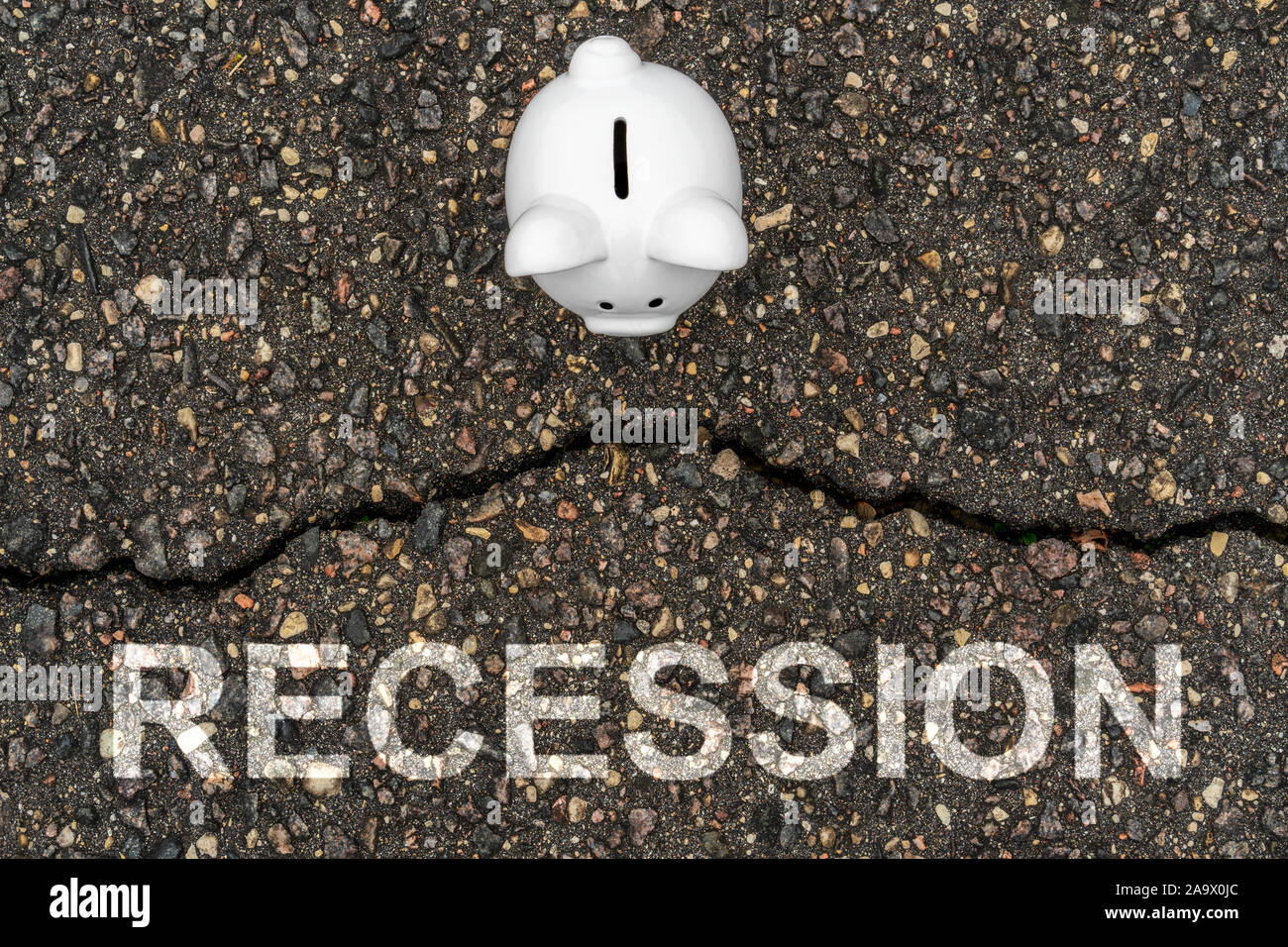 Concetto recessione finanziaria, la depressione economica, crollo finanziario. Salvadanaio in piedi vicino la crepa in asfalto Foto Stock