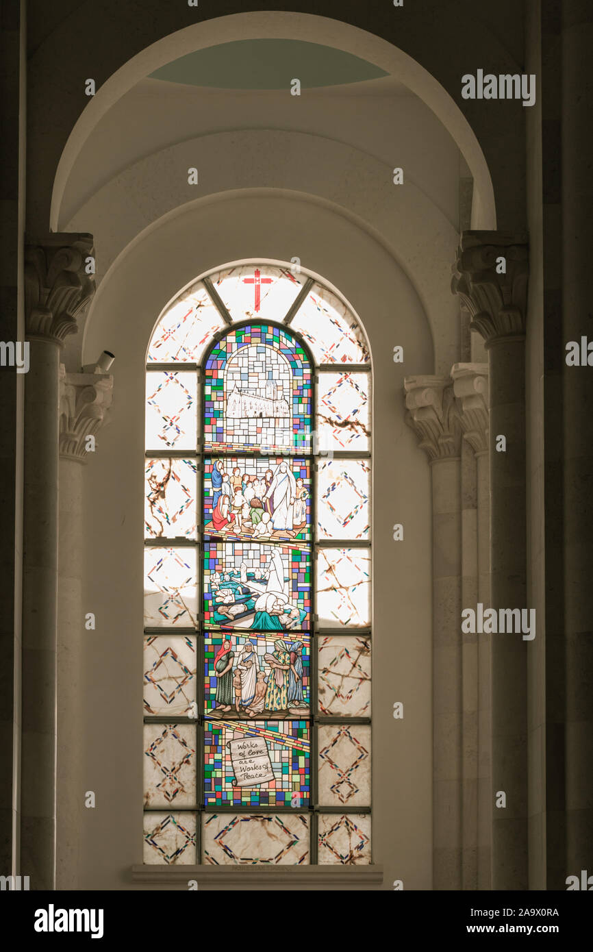 All'interno della Cattedrale di Santa Madre Teresa, Pristina, pianoforte con belle luci soffuse dalla finestra Foto Stock