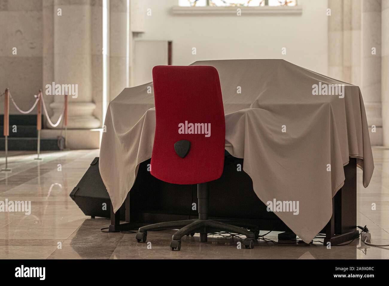 All'interno della Cattedrale di Santa Madre Teresa, Pristina, pianoforte con belle luci soffuse dalla finestra Foto Stock
