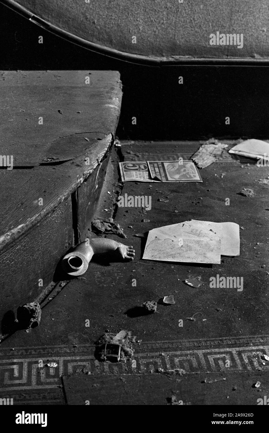 Rotture di bambole parti di corpo scartato Ospedale delle bambole in baraccopoli abbandonato il gioco House London UK 1960s. 1967 HOMER SYKES Foto Stock