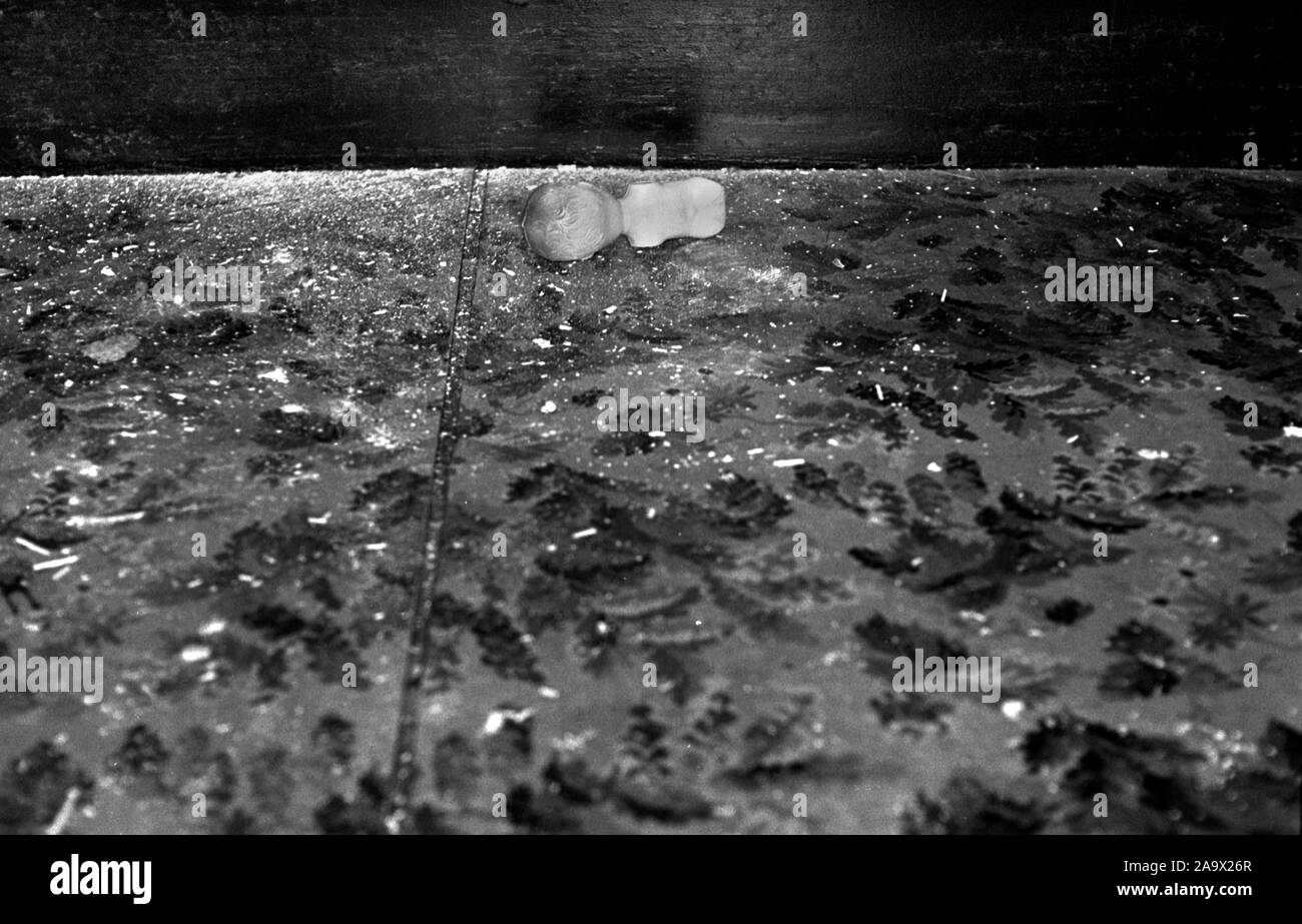 Rotture di bambole parti di corpo scartato Ospedale delle bambole in baraccopoli abbandonato il gioco House London UK 1960s. 1967 HOMER SYKES Foto Stock