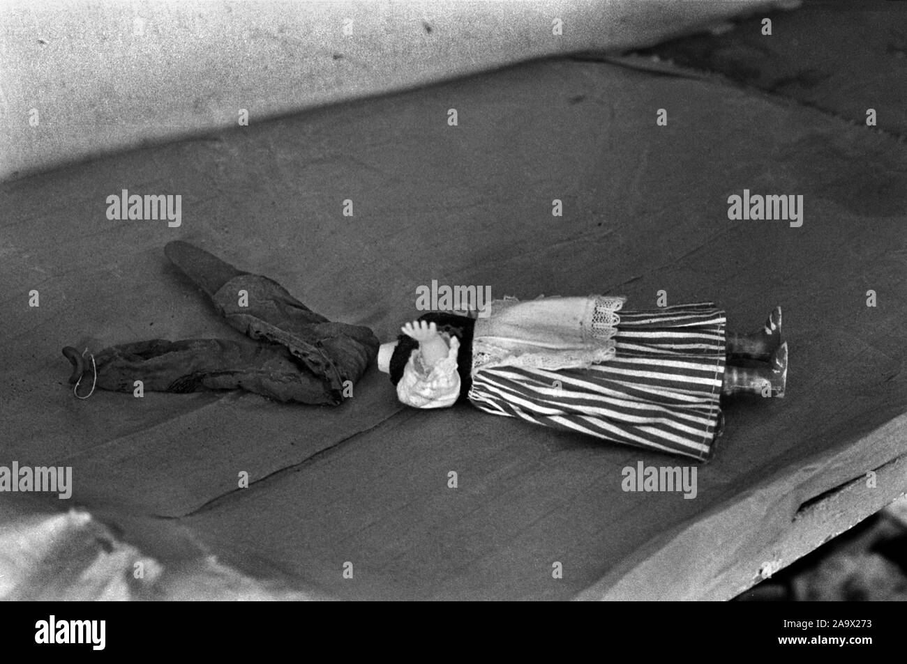 Bambole rotte parti del corpo bambole scartate ospedale in slum abbandonato casa di slum Londra Regno Unito 1960s.1967 HOMER SYKES Foto Stock