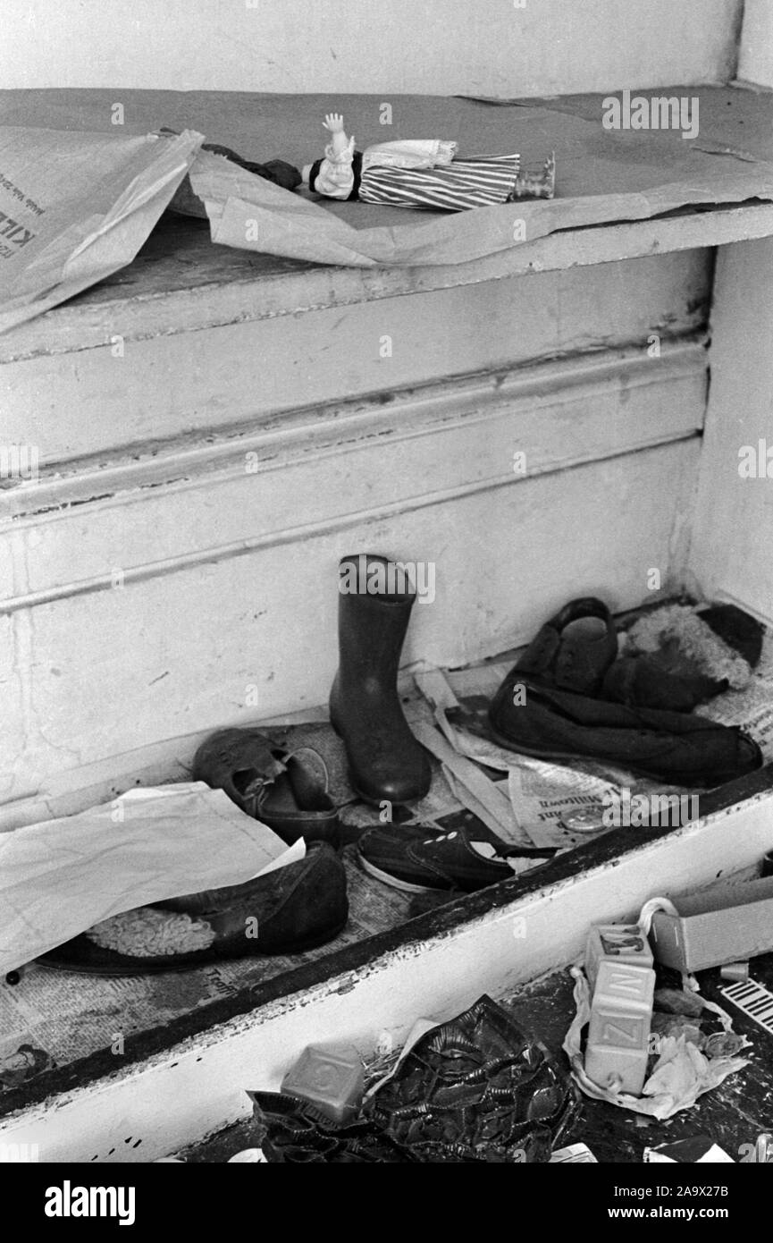 Rotture di bambole parti di corpo scartato Ospedale delle bambole in baraccopoli abbandonato il gioco House London UK 1960s. 1967 HOMER SYKES Foto Stock