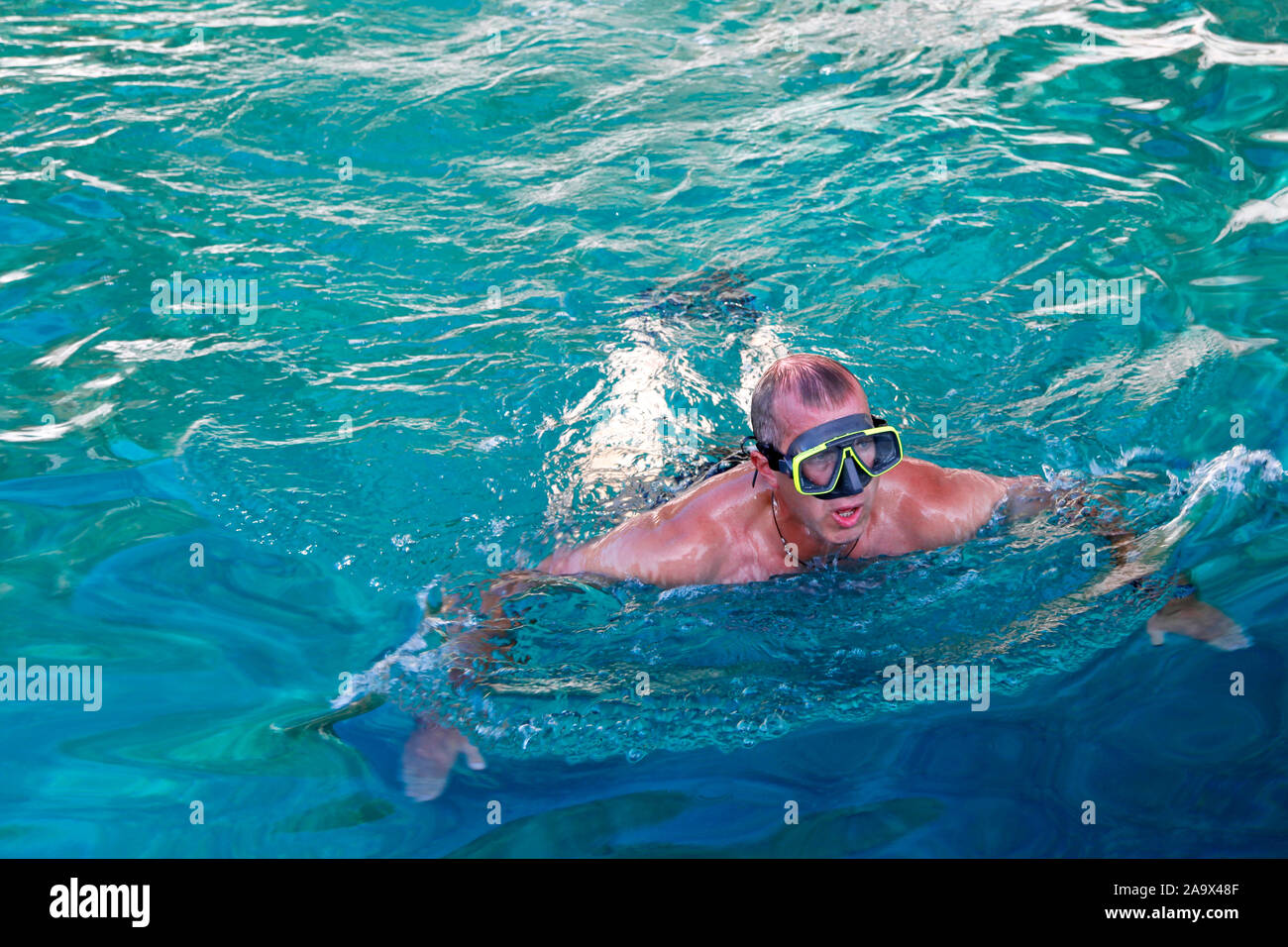 Männlicher Schwimmer mit Taucherbrille im klaren Wasser der kroatischen Adria, Mittelmeer, Kroatien, modello di rilascio VORHANDEN Foto Stock