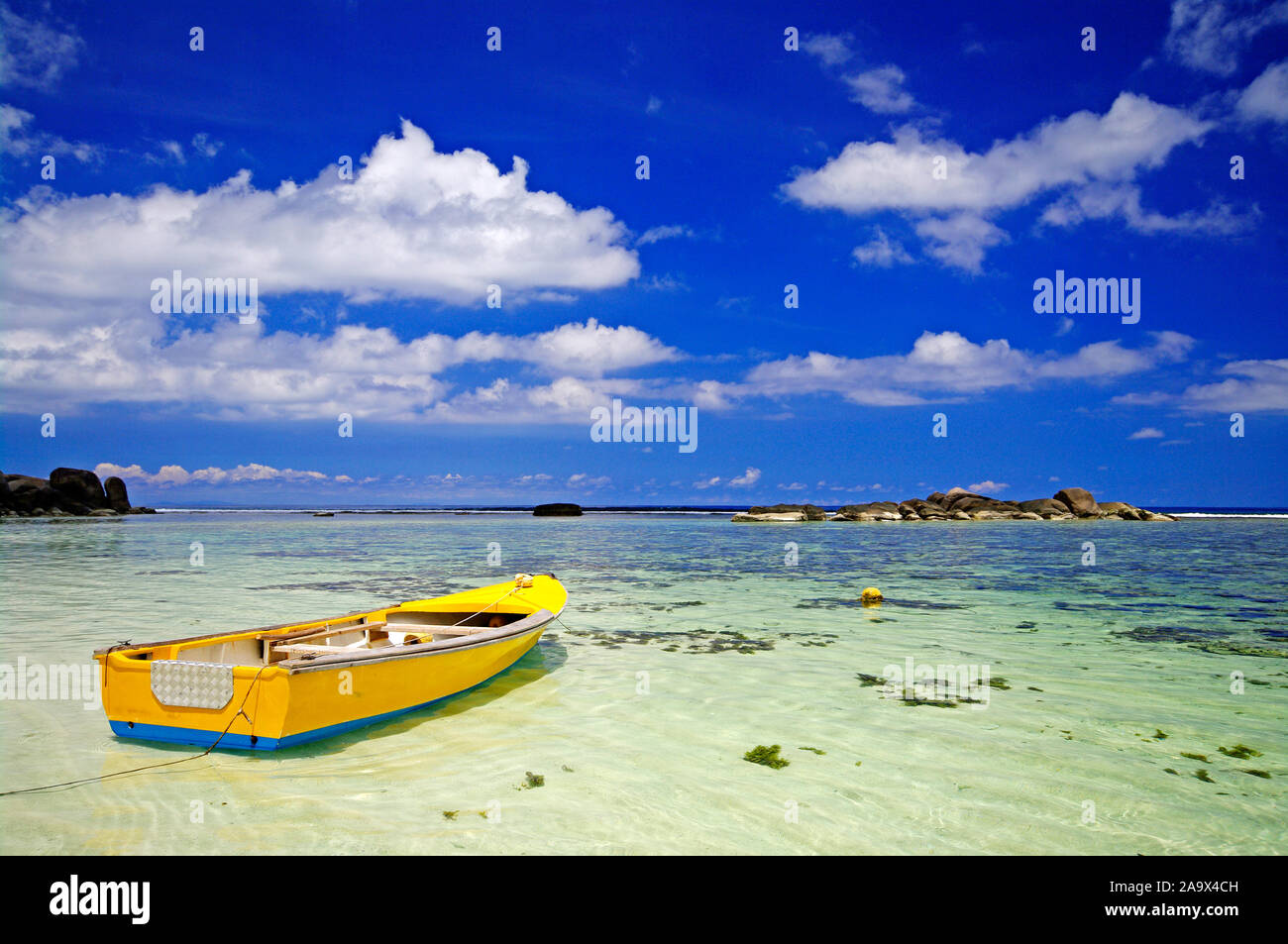Buntes gelbes traditionelles Fischerboot am Strand der Anse Forbans, tropisches Inselparadies an der Südostküste der Hauptinsel Mahe, indischer Ozean, Foto Stock