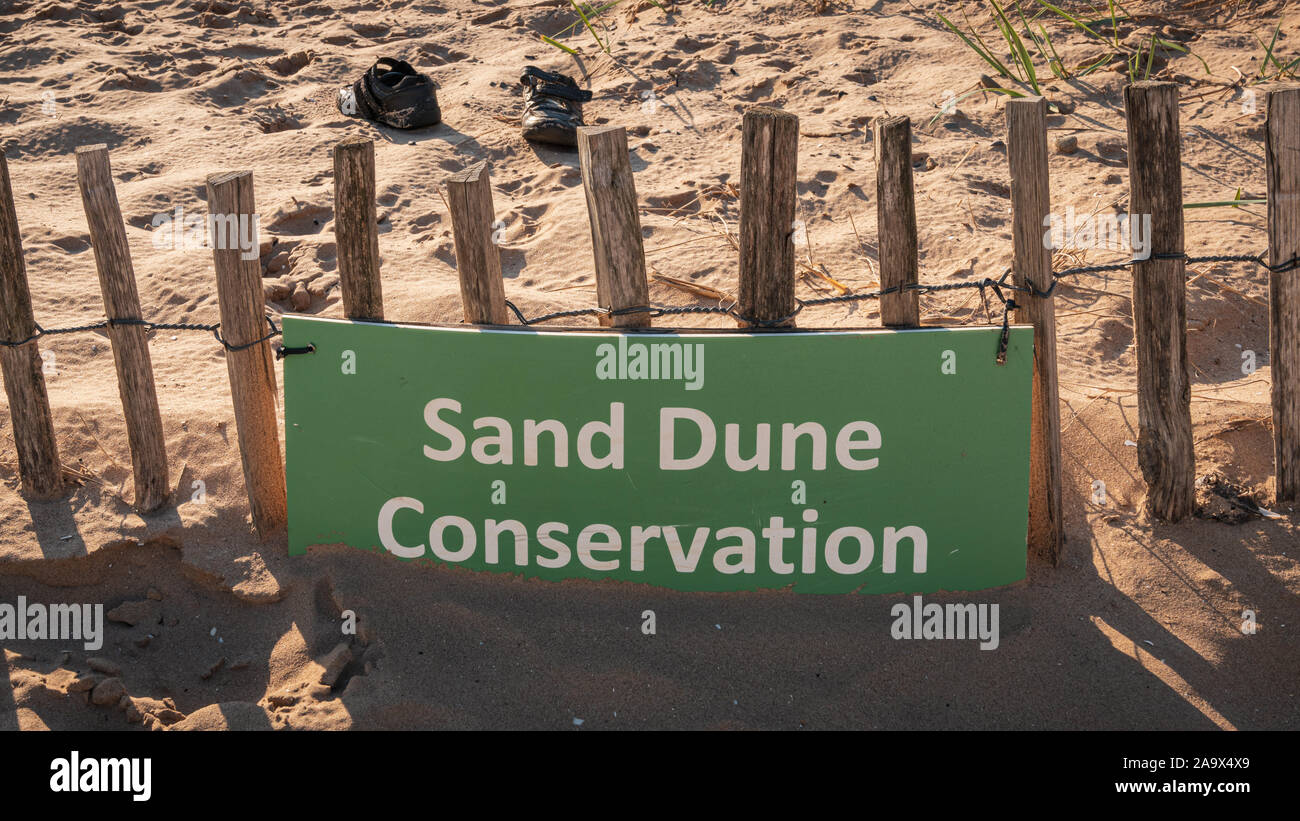 Segno: dune di sabbia di conservazione, con scarpe in background, visto su St Anne's Beach, Lancashire, Inghilterra, Regno Unito Foto Stock
