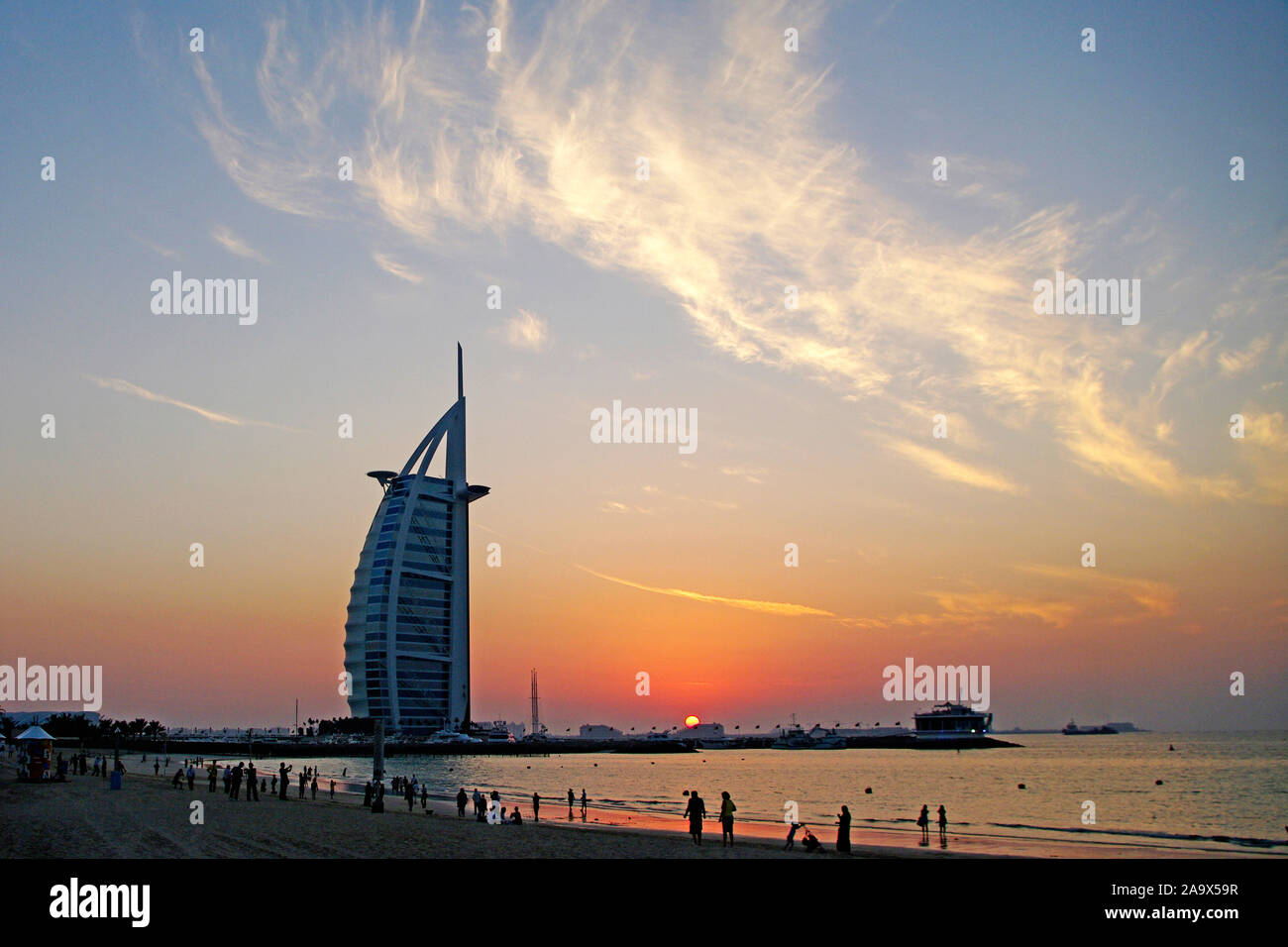 Vereinigte Arabische Emirate, Hotel Burj al Arab am Abend mit Sonnenuntergang Foto Stock