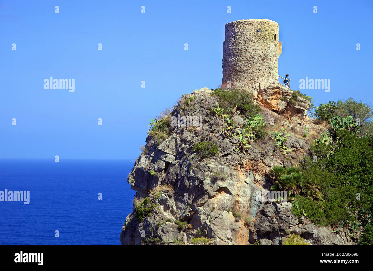 Torre de Ses anime, la storica torre di guardia presso la ripida costa di Banyalbufar, Maiorca, isole Balerearic, Spagna Foto Stock