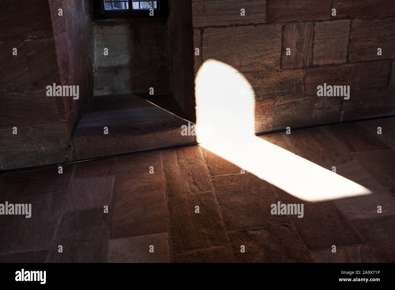 Camera buia con una macchia di luce Foto Stock