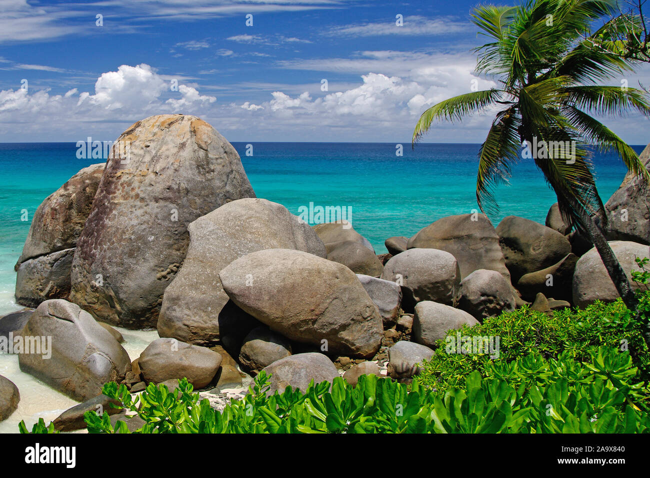 Paradiesischer Sandstrand mit Offenburg und Granitfelsen an der Carana Bay, Mahe, Seychellen Foto Stock