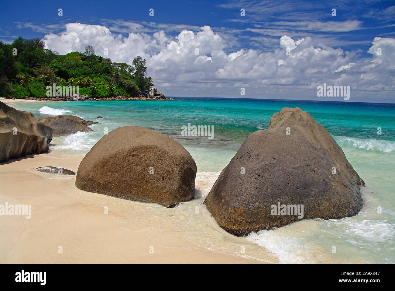 Paradiesischer Sandstrand mit Offenburg und Granitfelsen an der Carana Bay, Mahe, Seychellen Foto Stock