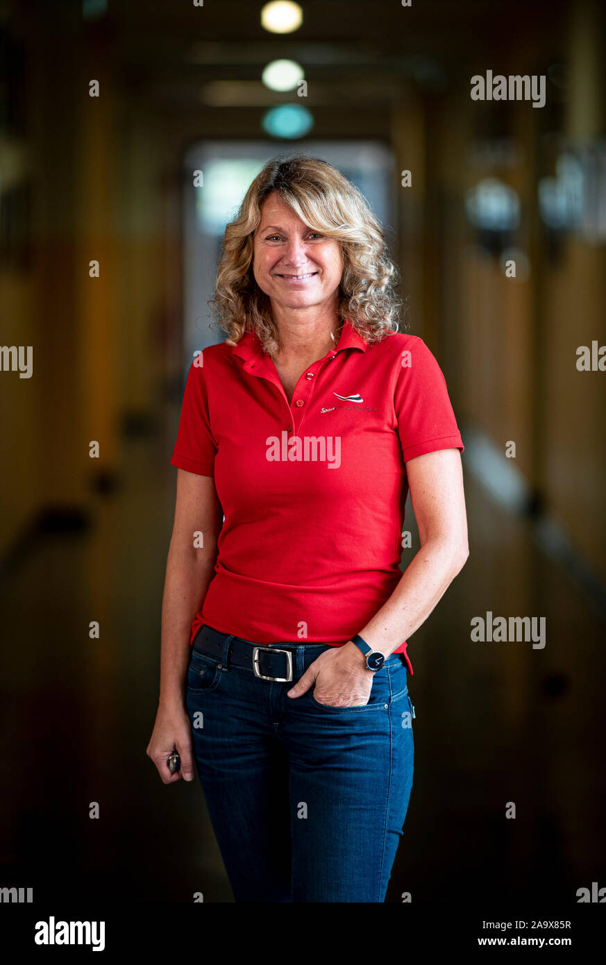 Potsdam, Germania. 30 ott 2019. Iris Gerloff, testa del Sport-Eliteschule Potsdam, è in piedi in un corridoio nell edificio scolastico. La Sportschule Potsdam è uno dei 43 elite scuole sportive in Germania. (A 'Elite scuole di sport - una vita tra la vittoria e la sconfitta") Credito: Fabian Sommer/dpa/ZB/dpa/Alamy Live News Foto Stock