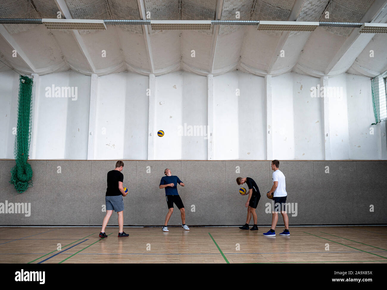 Potsdam, Germania. 30 ott 2019. Addestramento degli studenti con sfere di pallavolo in una palestra per motivi di Sport-Eliteschule Potsdam. La Sportschule Potsdam è uno dei 43 elite scuole sportive in Germania. (A 'Elite scuole di sport - una vita tra la vittoria e la sconfitta") Credito: Fabian Sommer/dpa/ZB/dpa/Alamy Live News Foto Stock