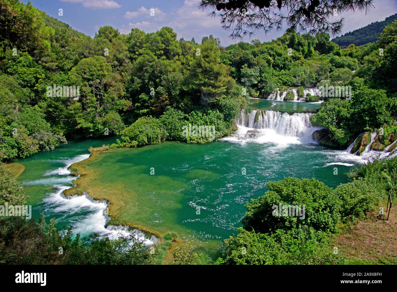 Wasserfälle (Kaskaden) von Skradinski buk, Krka Nationalpark di Sibenik, Dalmatien, Kroatien Foto Stock