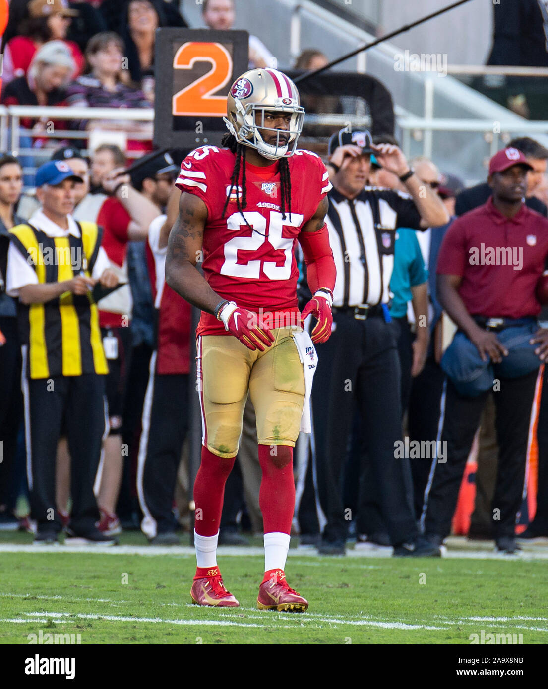 Santa Clara, California, USA. 17 Nov, 2019. San Francisco cornerback Richard Sherman (25) reagisce sul campo durante la NFL partita di calcio tra la Arizona Cardinals e San Francisco 49ers 36-26 vincere a Levi Stadium di Santa Clara in California Thurman James/CSM Credito: Cal Sport Media/Alamy Live News Foto Stock