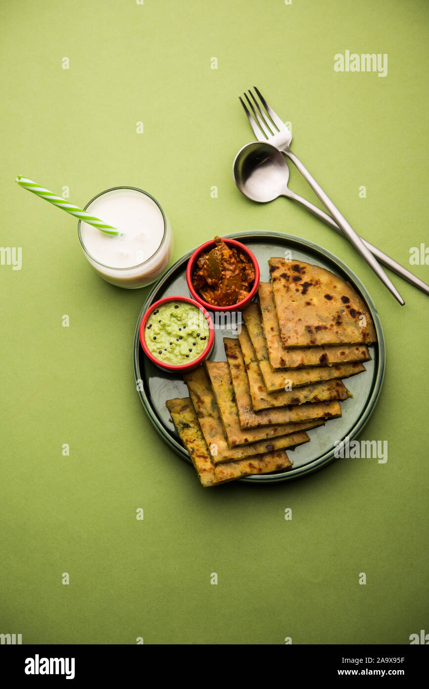 , Aloo paratha / Indian ripieno di patate Flatbread con burro sulla parte superiore. Servita con dolci freschi Lassi, chutney e pickle . Il fuoco selettivo Foto Stock