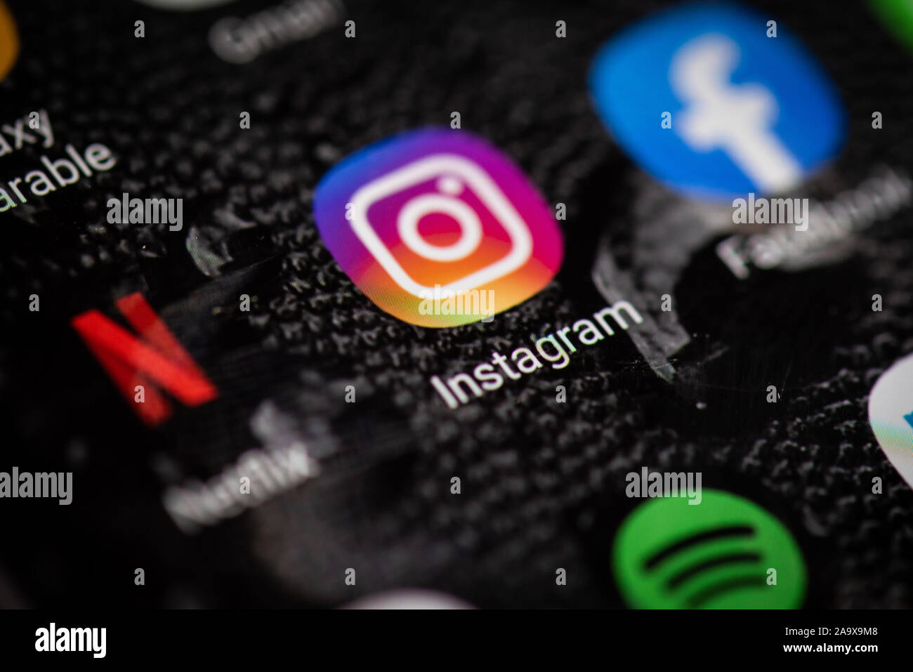 Instagram App su uno smartphone, un dispositivo mobile su uno sfondo nero,  American photo e video social networking società posseduta da Facebook Foto  stock - Alamy
