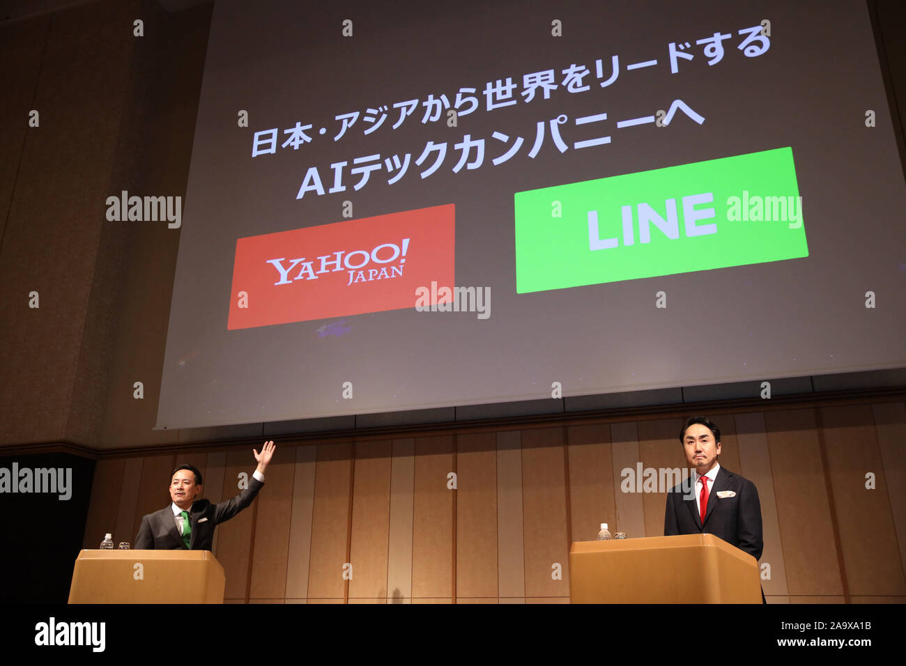 (L-R) Z Aziende Presidente Kentaro Kawabe e linea Presidente Takeshi Idezawa partecipare ad una conferenza stampa congiunta a Tokyo in Giappone il 18 novembre 2019. Yahoo Giappone operatore Z Holdings Corp. sotto SoftBank e le principali app di messaggistica linea provider Corp. ha annunciato lunedì che essi hanno raggiunto un accordo per la fusione. Credito: Naoki Morita/AFLO/Alamy Live News Foto Stock