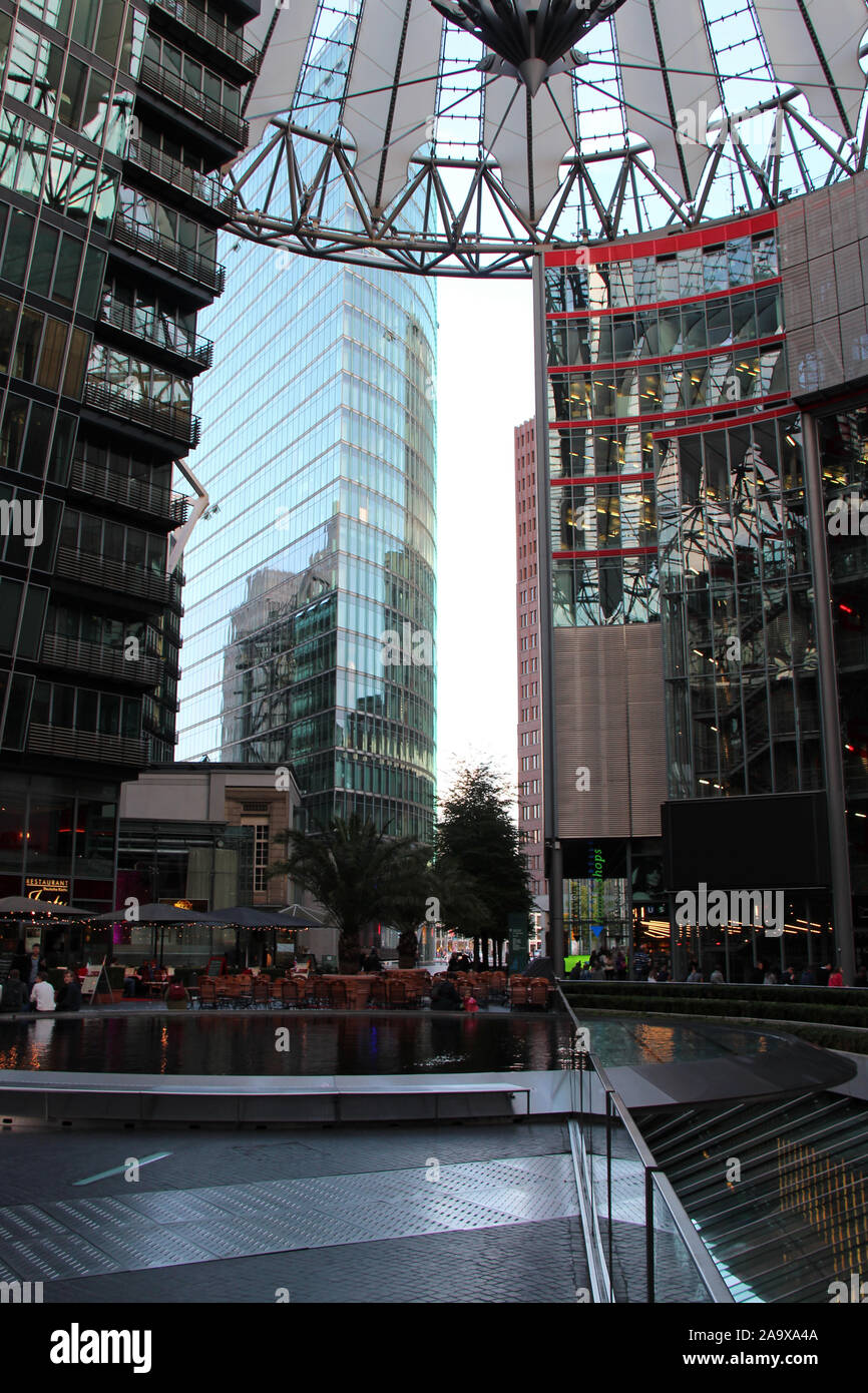 Moderni edifici di vetro (Sony Centre di Berlino (Germania) Foto Stock