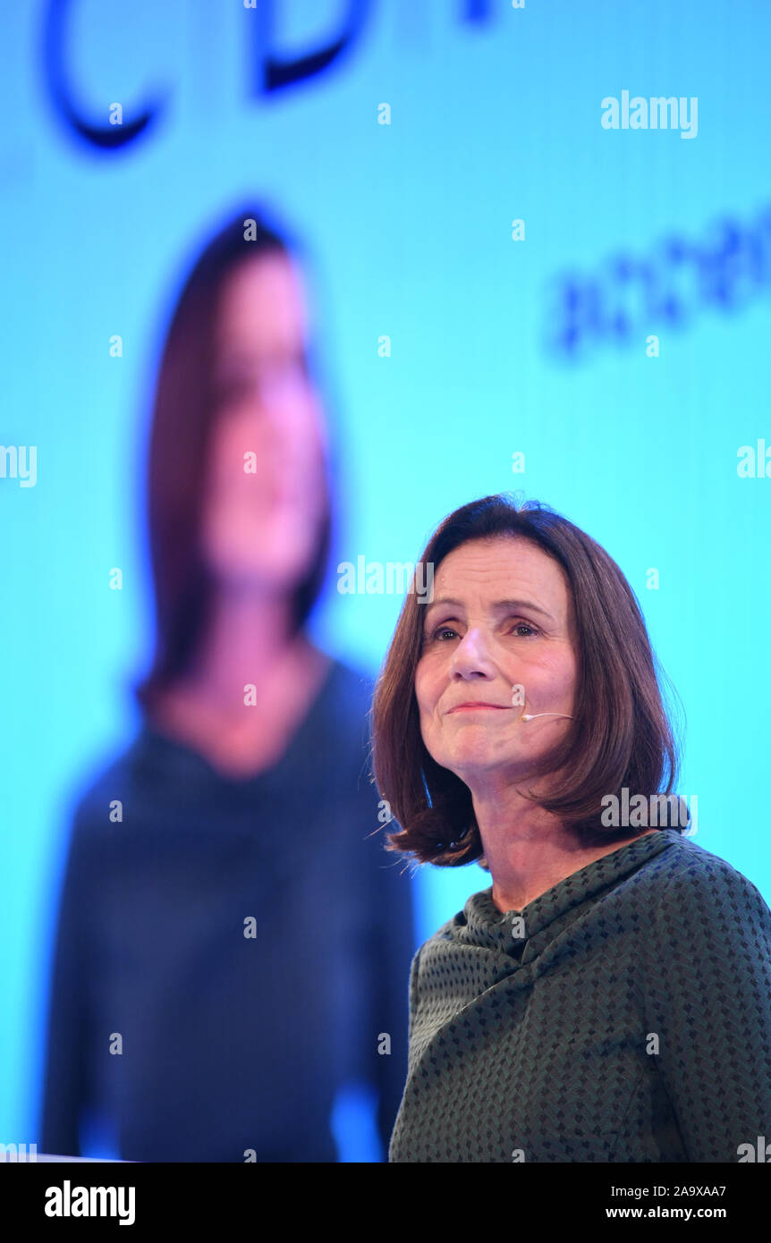Direttore generale della CBI, Dame Carolyn Fairbairn parlando alla CBI conferenza annuale presso l'InterContinental Hotel di Londra. Foto di PA. Picture Data: lunedì 18 novembre, 2019. Foto di credito dovrebbe leggere: Stefan Rousseau/PA FILO Foto Stock