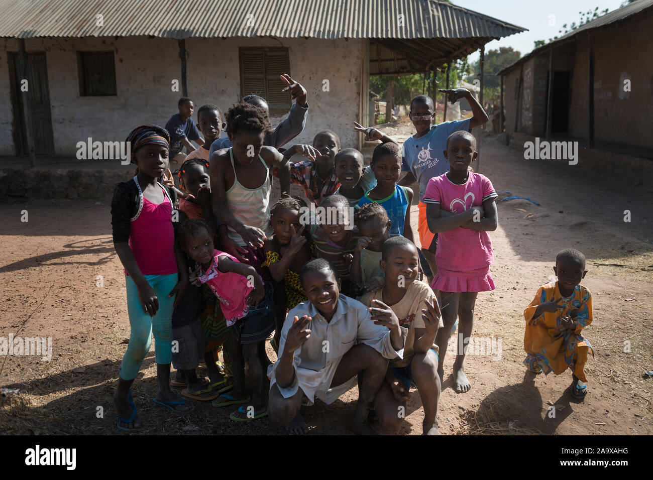Gabu, Repubblica di Guinea Bissau - 11 Febbraio 2018: gruppo di bambini in una delle baraccopoli nella periferia della città di Gabu, in Guinea Bissau, in Africa occidentale. Foto Stock