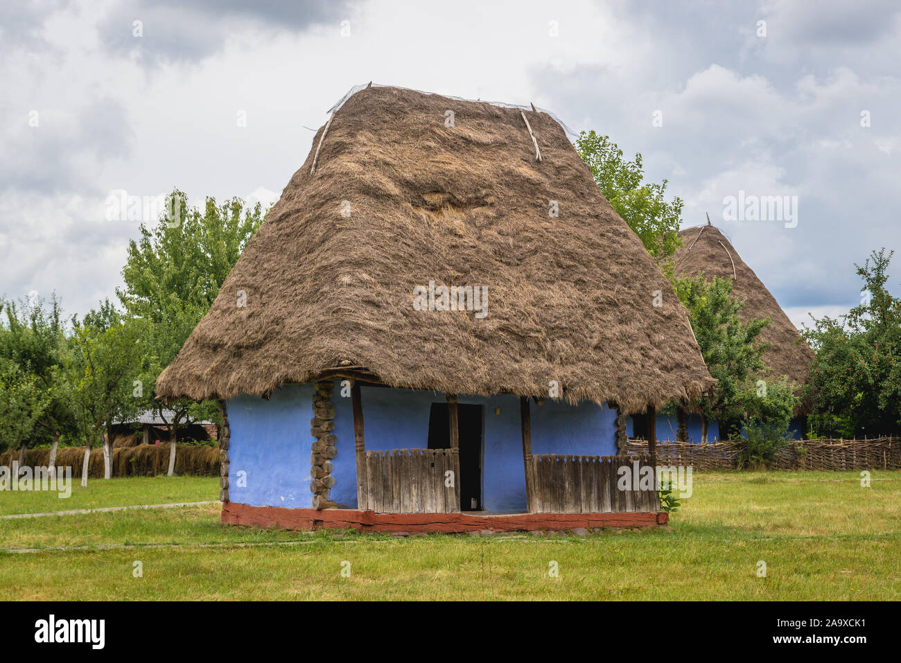 Xix secolo legno e argilla cottage tradizionale in Osa Village Museum Situato in città Negresti-Oas nella contea di Satu Mare in Romania Foto Stock