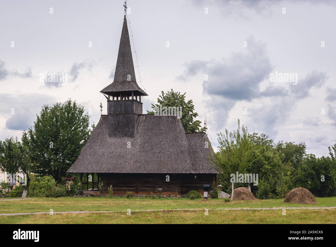 Del XVII secolo la chiesa di legno dal villaggio Lechinta in Osa Village Museum Situato in città Negresti-Oas nella contea di Satu Mare in Romania Foto Stock