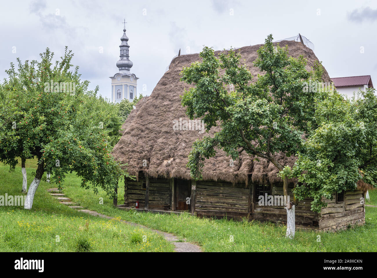 Vecchio cottage con tetto in paglia in Osa Village Museum Situato in città Negresti-Oas nella contea di Satu Mare nel nord-ovest della Romania Foto Stock