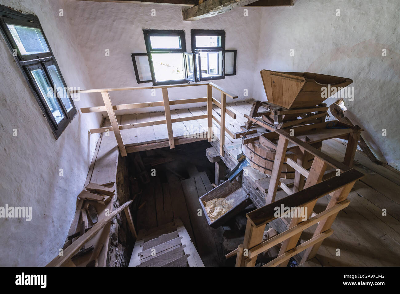 Mulino storico installazioni da Certeze in Osa Village Museum Situato in città Negresti-Oas nella contea di Satu Mare nel nord-ovest della Romania Foto Stock