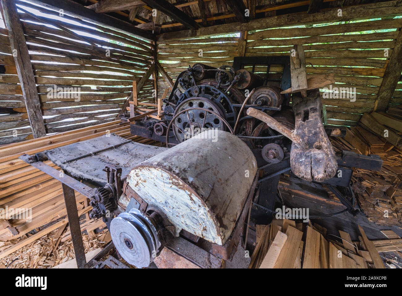 Antica Falegnameria macchina in Osa Village Museum Situato in città Negresti-Oas nella contea di Satu Mare nel nord-ovest della Romania Foto Stock