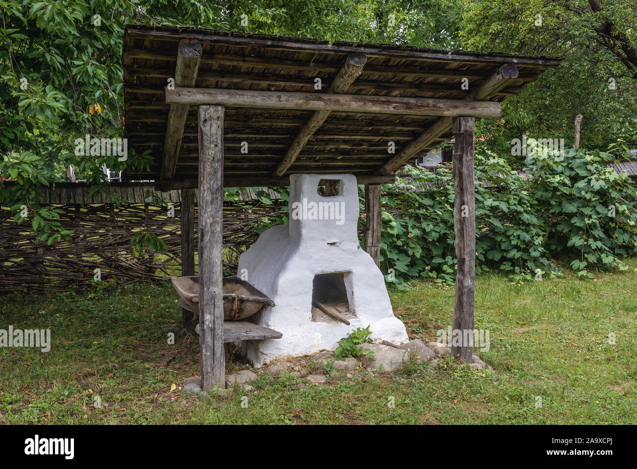 Vecchia stufa di argilla in Osa Village Museum Situato in città Negresti-Oas nella contea di Satu Mare nel nord-ovest della Romania Foto Stock
