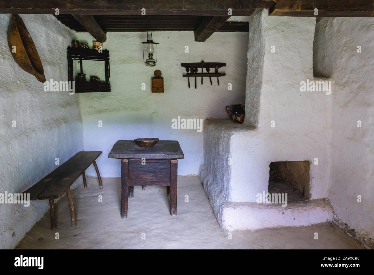 Interno del cottage tradizionale in Osa Village Museum Situato in città Negresti-Oas nella contea di Satu Mare nel nord-ovest della Romania Foto Stock