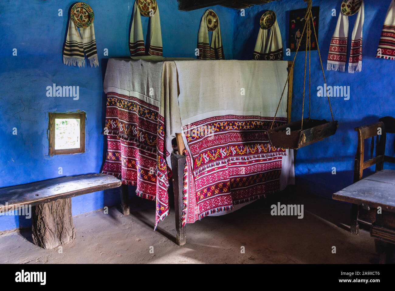 Interno del cottage tradizionale in Osa Village Museum Situato in città Negresti-Oas nella contea di Satu Mare nel nord-ovest della Romania Foto Stock