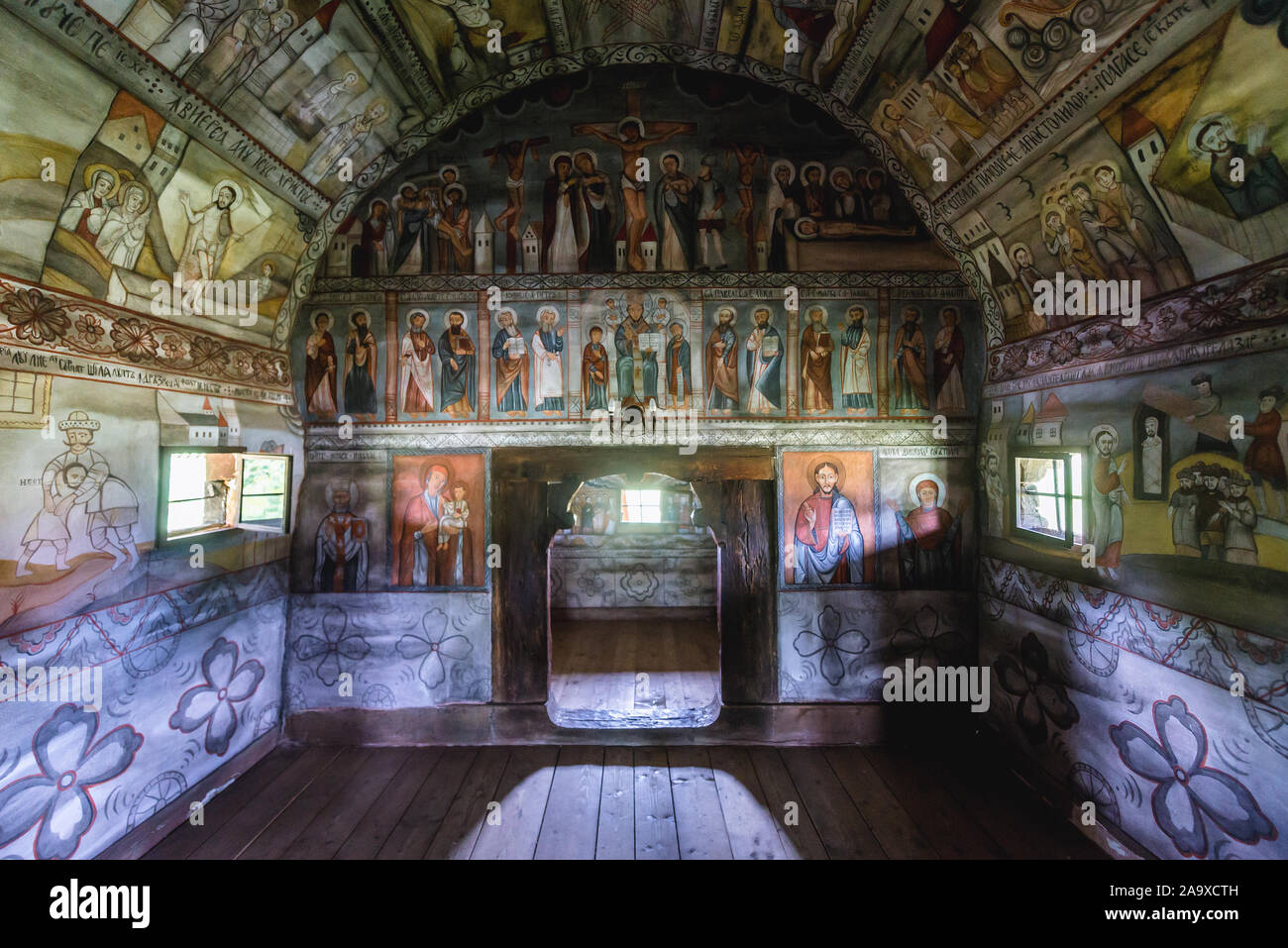 All'interno del XVII secolo la chiesa di legno dal villaggio Lechinta in Osa Village Museum Situato in città Negresti-Oas nella contea di Satu Mare in Romania Foto Stock