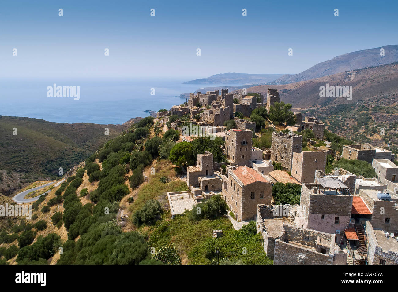 Vista aerea l'Vathia il suggestivo villaggio tradizionale di mani con la caratteristica torre ospita. La Laconia Peloponneso Foto Stock