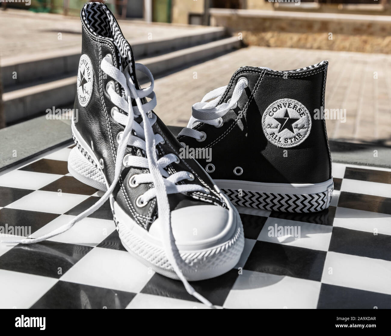 Chartres, Francia - Spetember 2, 2019: Immagine di una coppia di tutte le Star Converse sneakers su una strada di ciottoli. Foto Stock