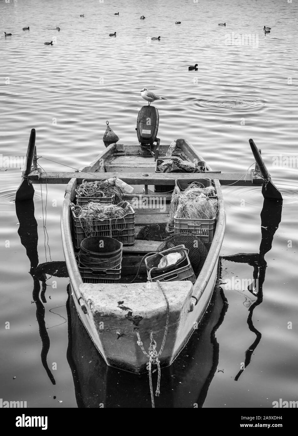 La pesca in barca sul lago Orestiada Castorià Macedonia, Grecia settentrionale. Foto Stock