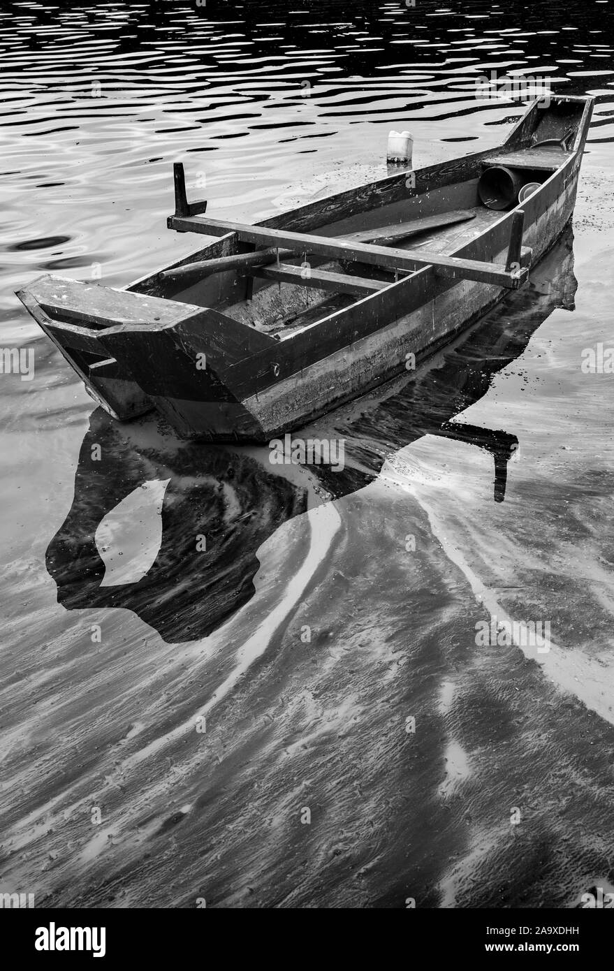 Barca da pesca sul lato nord del lago Orestiada Castorià Macedonia, Grecia settentrionale. Foto Stock