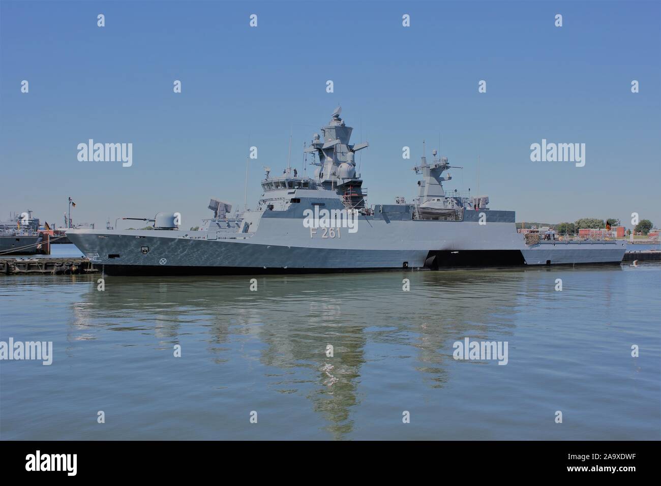 Il tedesco Corvette MAGDEBURG (F 261) ormeggiato a Wilhelmshaven Base Navale, Germania Foto Stock