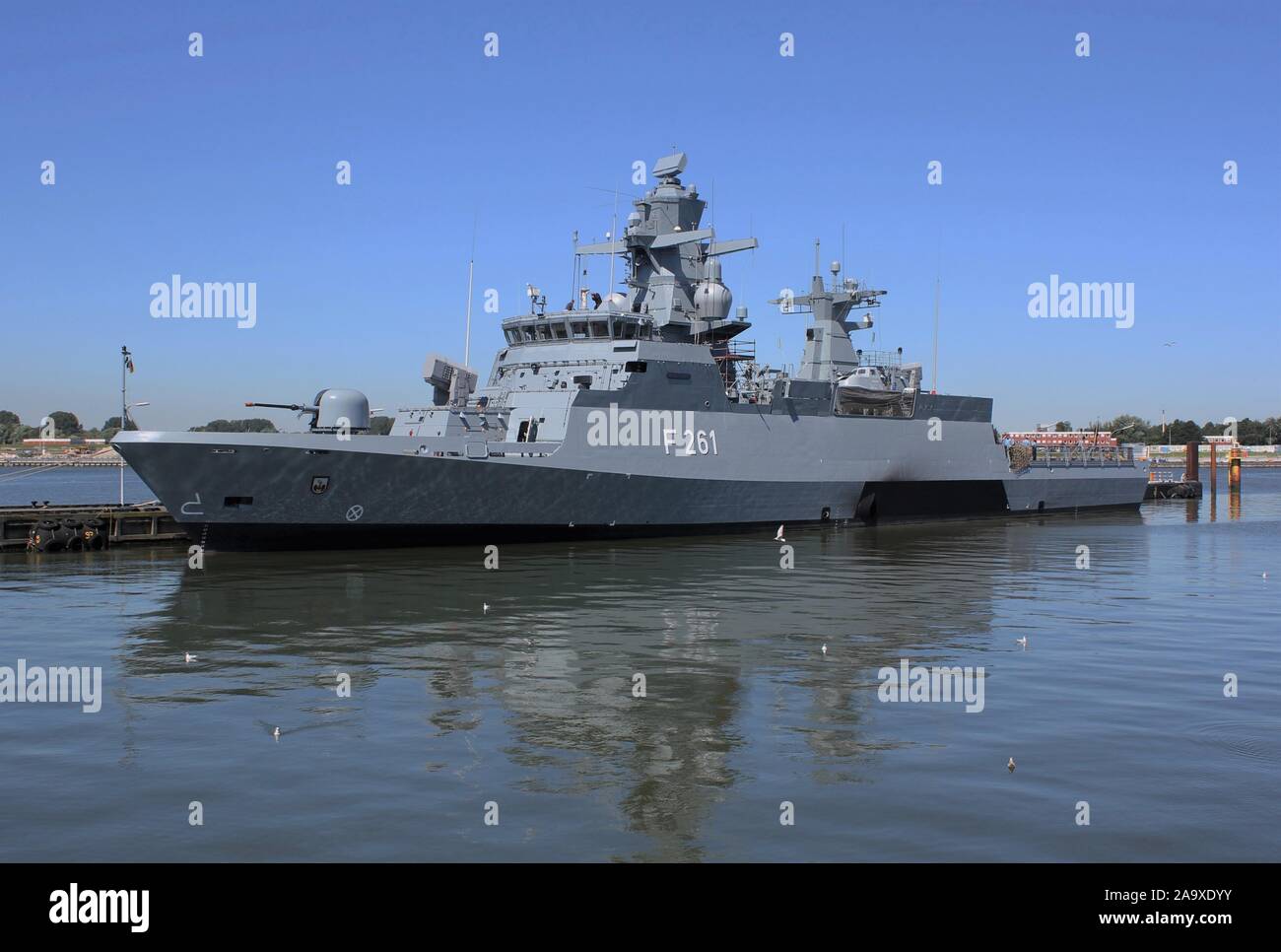 Il tedesco Corvette MAGDEBURG (F 261) ormeggiato a Wilhelmshaven Base Navale, Germania Foto Stock