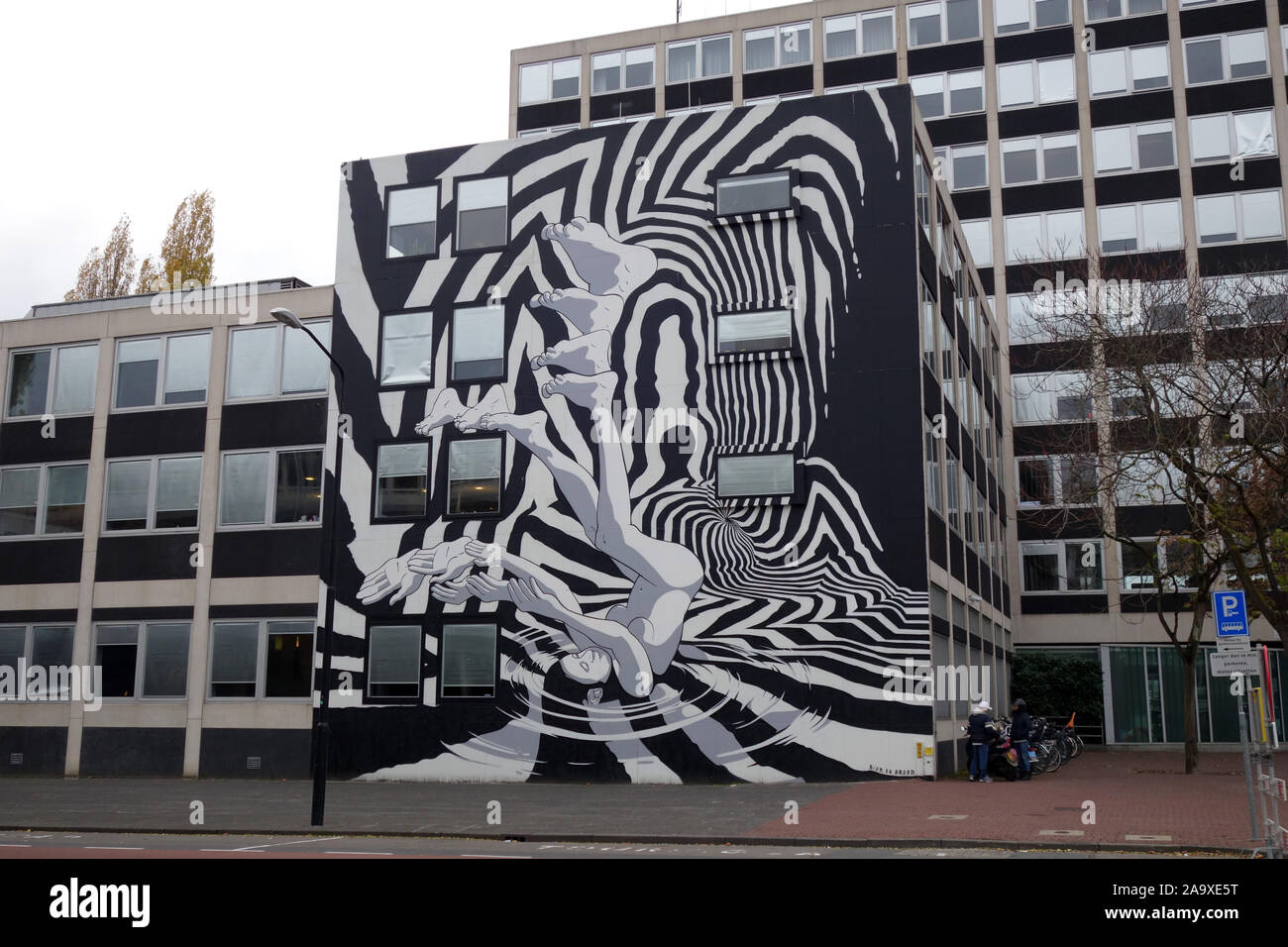 Appartamento ornamentali edificio con arte di strada intitolata "ubmerge', Hellingen, Dordrecht, Paesi Bassi, Europa Foto Stock